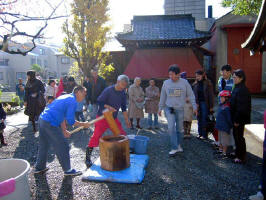 麻布氷川神社　餅つき−３